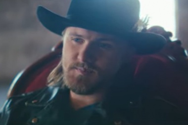 Jackson Dean siente y vive Over And Over