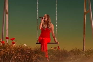 Kelsea Ballerini llevo la calma de I Sit In Parks al escenario de los CMA Awards