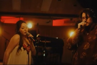 Braison Cyrus y Noah Cyrus liberaron una historia folk calida y actual