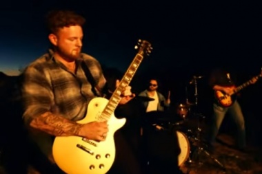 Checa Kameron Marlowe – Fire On The Hillside