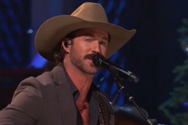 Riley Green le puso un toque nostalgico al CMA Country Christmas 2025