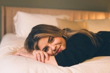 La artista country Tenille Arts sigue creciendo en su carrera musical