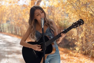 Suena genial Take Me Home, Country Roads en la voz de Jada Facer