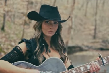 Echale un vistazo a la musica de la artista country Alyssa Flaherty