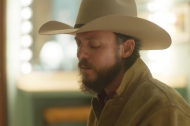 Chris Janson Performs Drunk Girl