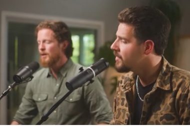 Austin Brown y Noah Peters interpretan Smile de Morgan Wallen