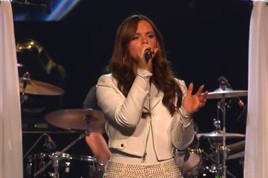 Megan Woods comparte una performance en vivo marcada por la fe