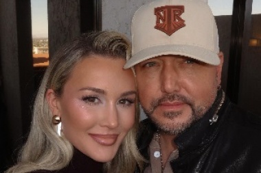 Jason Aldean y Brittany Aldean llevan el country en Easier Gone