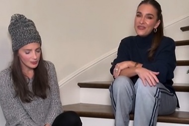 Jessie James Decker y Jessica Andrews cantan Who I Am desde las escaleras