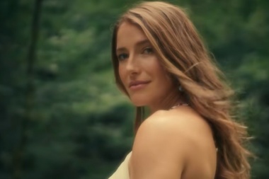 La artista country Caroline Jones libero una historia coqueta