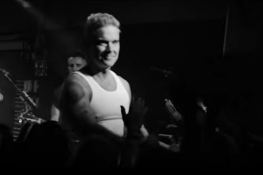 Robbie Williams sigue reflejando el curso de su historia musical