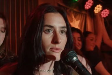 Checa la musica de la artista country pop Stella Lefty