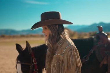 Kalsey Kulyk dejo caer un visualizer para Cowboy Crazy