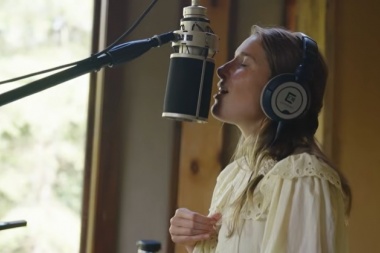 Checa como suena lo nuevo de Caroline Jones en estudio