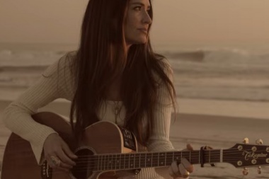 Annie Bosko le canta a las despedidas que duelen: Goodbye California