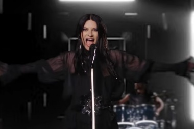 Laura Pausini rockea Mariposa tecknicolor