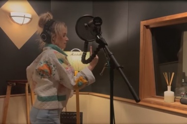 Emily Ann Roberts presenta una version acustica de Whipped