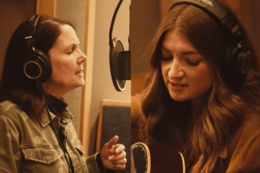 Tenille Townes comparte el video de the acrobat junto a Lori McKenna