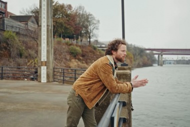 Austin Brown presenta el visualizer de Burn the Boats