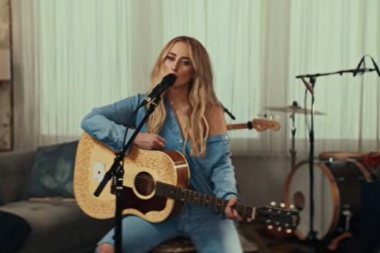 Ashley Cooke presenta una version acustica de baby blues