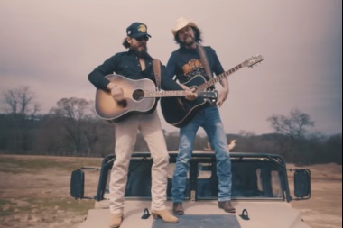 Chris Janson y David Lee Murphy celebran buenos momentos en Fun