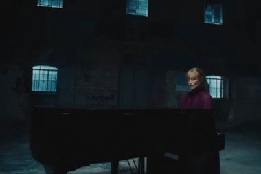 Freya Ridings presenta una confesion al piano