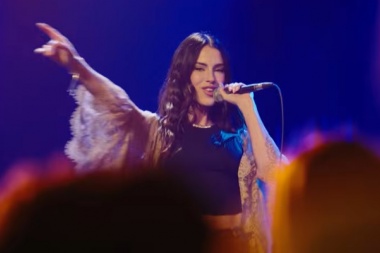 Jessica Lowndes captura un cruce inesperado en Something There