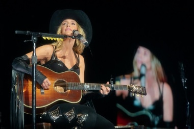 La Emocion de Whiskey Colored Crayon en el Whirlwind Tour de Lainey Wilson