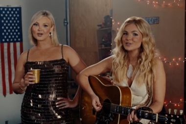 Tigirlily Gold celebra sus raíces en su nuevo video musical
