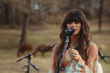 Ella Langley presenta una version acustica de Loving Life Again