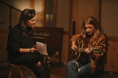 Tenille Townes presenta una versión acústica de “The Acrobat” junto a Lori McKenna