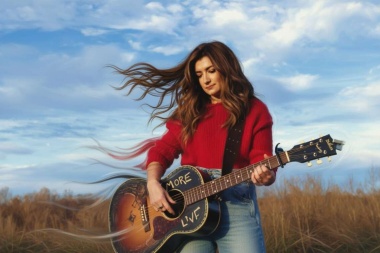 Tenille Townes presenta “in love with the sky” en versión acústica