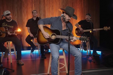 Riley Green presentó una versión acústica de “My Way” desde Australia