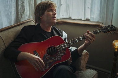 Benjamín Amadeo estrenó “Mil Disparos”: guitarras con pulso rock y sonido orgánico