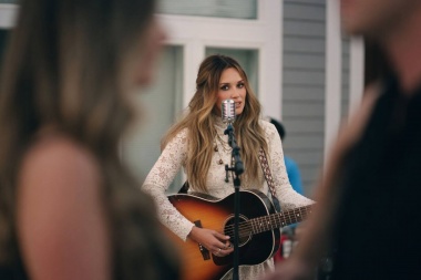 Carly Pearce le canta a la infidelidad con ironía en su nuevo single “You Can Have Him”