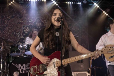 Marcy Grace le puso imagen a “Tear It Up” entre pista y guitarras