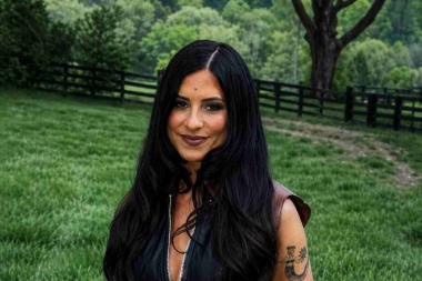 Kassi Ashton presentó el video de “Bitches”: puro carácter y country