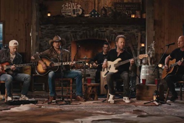 Jason Aldean interpretó “How Far Does A Goodbye Go” en sus Fireside Sessions