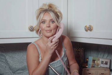 Charly Reynolds llevó los rumores de pueblo al video de “Stir the Pot”