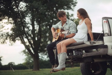Lee Brice le puso imágenes a “Truck Bed Mixtape”, un himno de amor