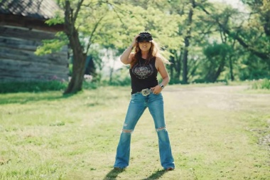 Gretchen Wilson desata una fiesta de barro en su nuevo video “Redneck Shit”