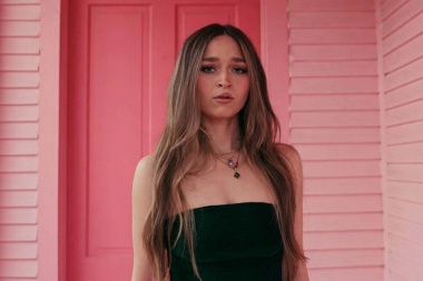 Entre flores que no crecen, Gracie Carol presenta su nuevo video “Fake Flowers”