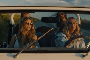 Ashley Cooke presenta imágenes para su single “High School Sweetheart”