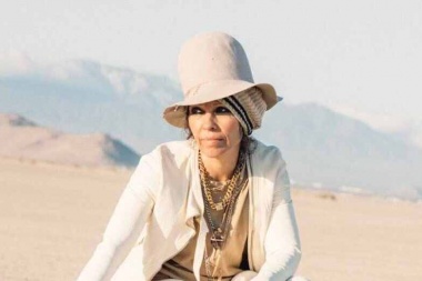 Linda Perry explora un costado crudo y emocional en “Feathers In A Storm”