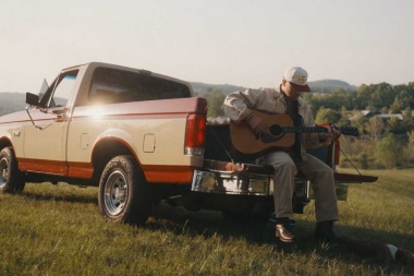 Greylan James convierte un desamor en el nuevo video de “Small Town”