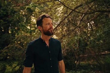 Austin Brown presenta una nueva versión country-folk de un clásico de John Denver