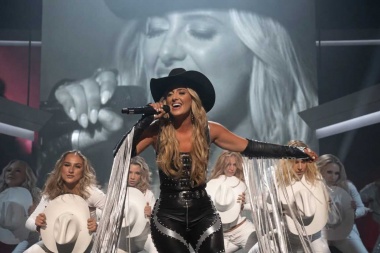 Lainey Wilson liberó su energía country en los ACM Awards