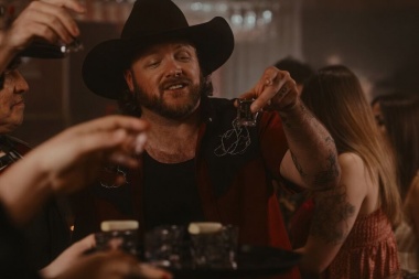 Matt Lang comparte el visual “Break the Bronco”