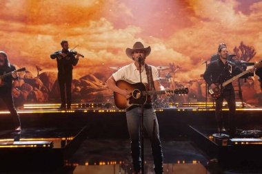 Riley Green debuta en los AMAs 2026 con una intensa presentación de “Worst Way”
