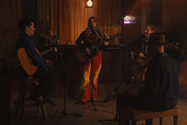 Ashland Craft estrena una versión acústica de “Dive Bar Beauty Queen”